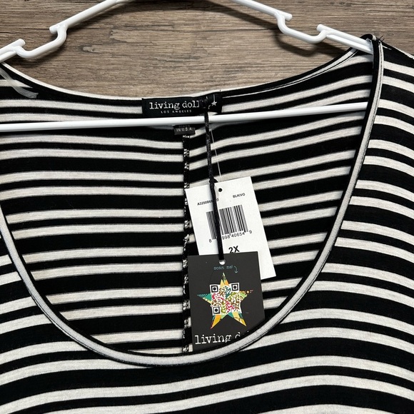 Living Doll Black and White Asymmetrical Short Sleeve Tee - Picture 4 of 4